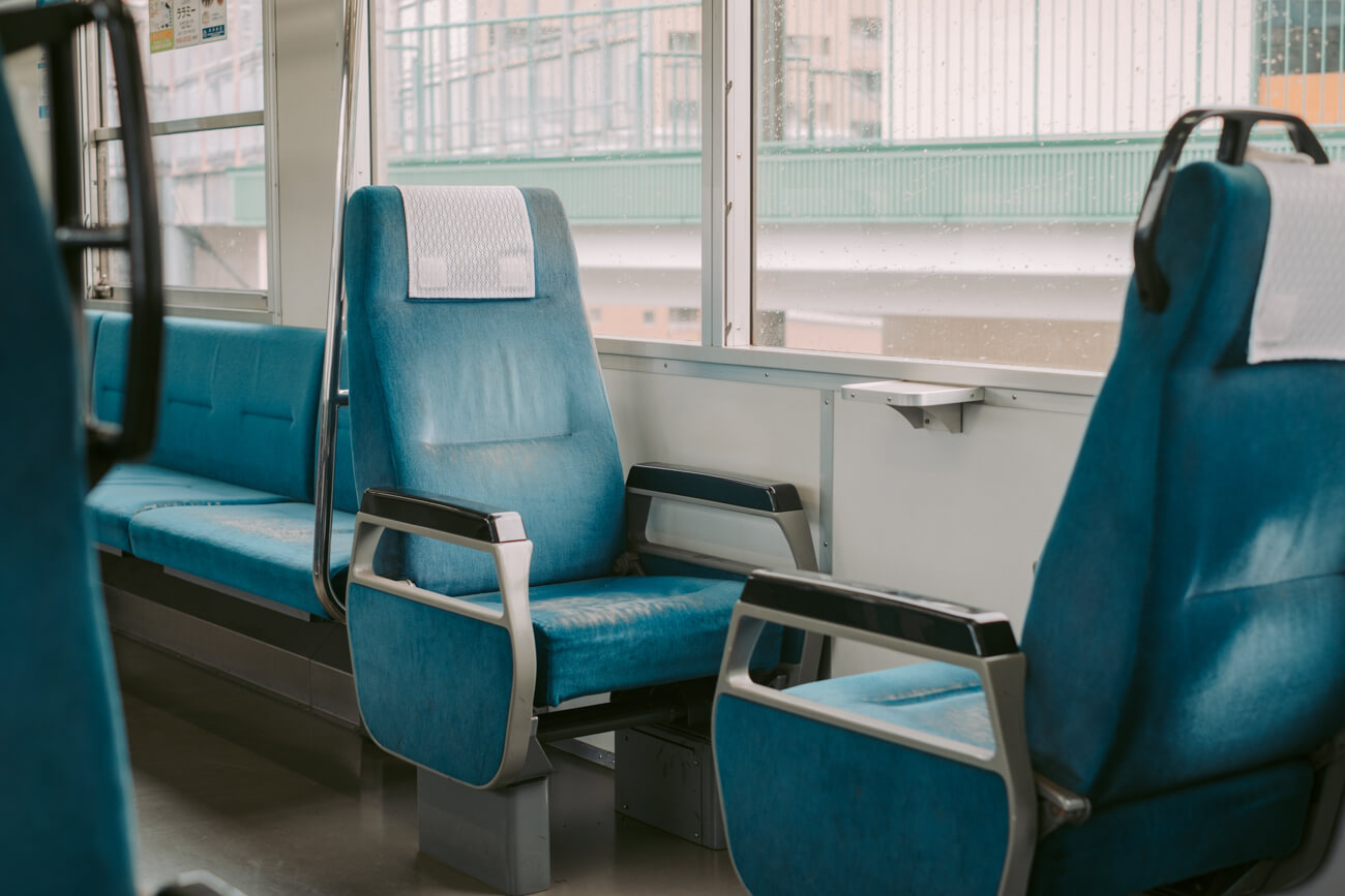 佐世保の電車のなか、青いシートの写真