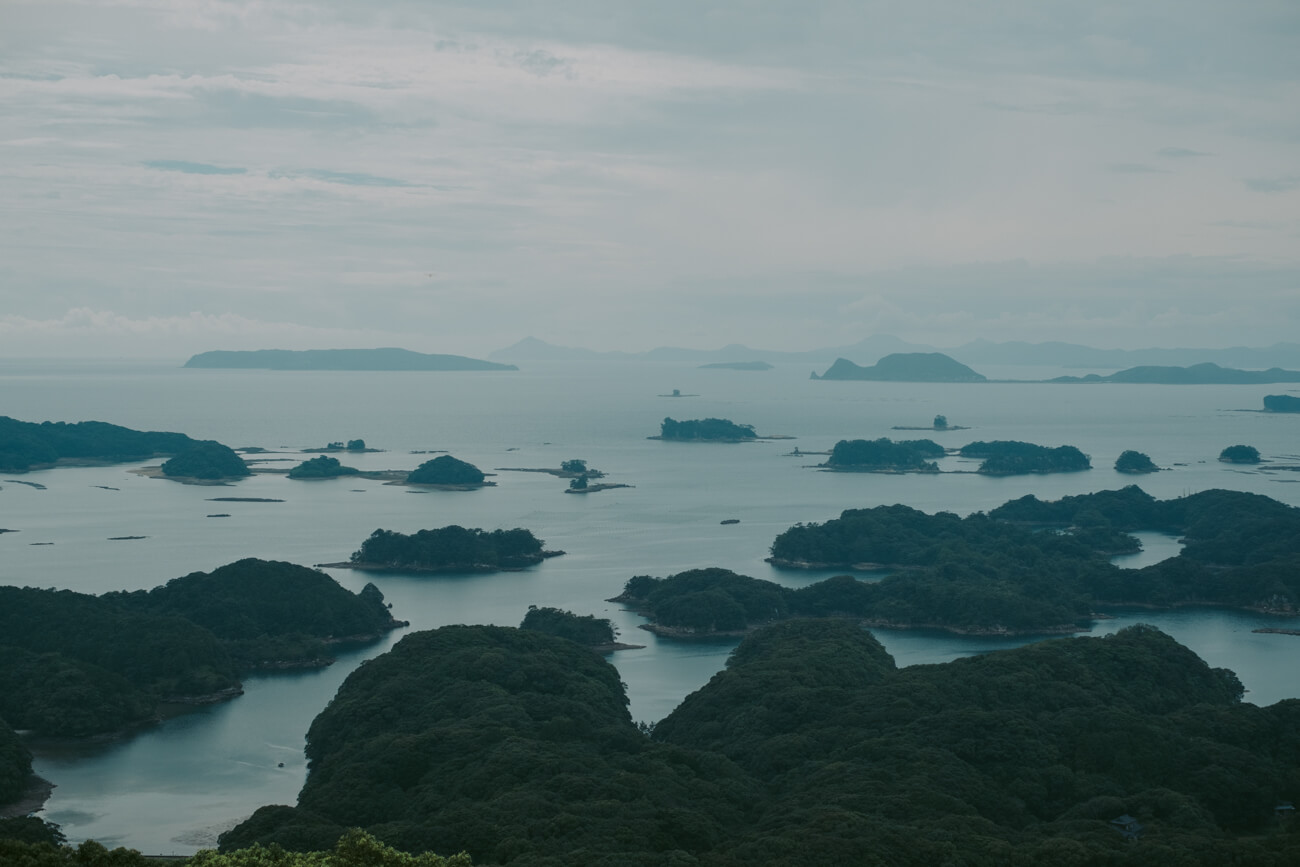長崎の海に浮かぶ群島の写真
