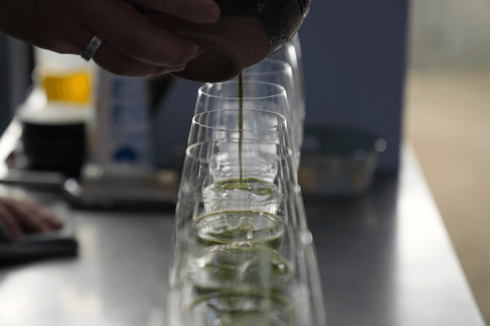 ドリンクを注ぐ様子