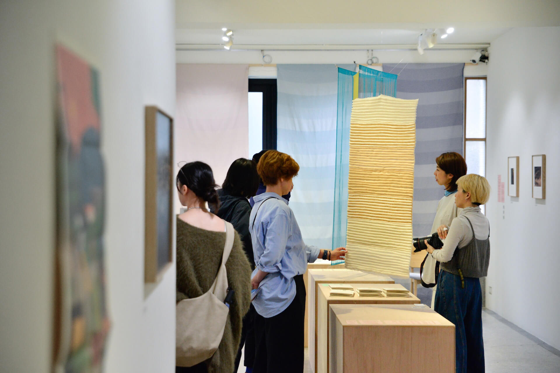 会場でテキスタイルが展示される