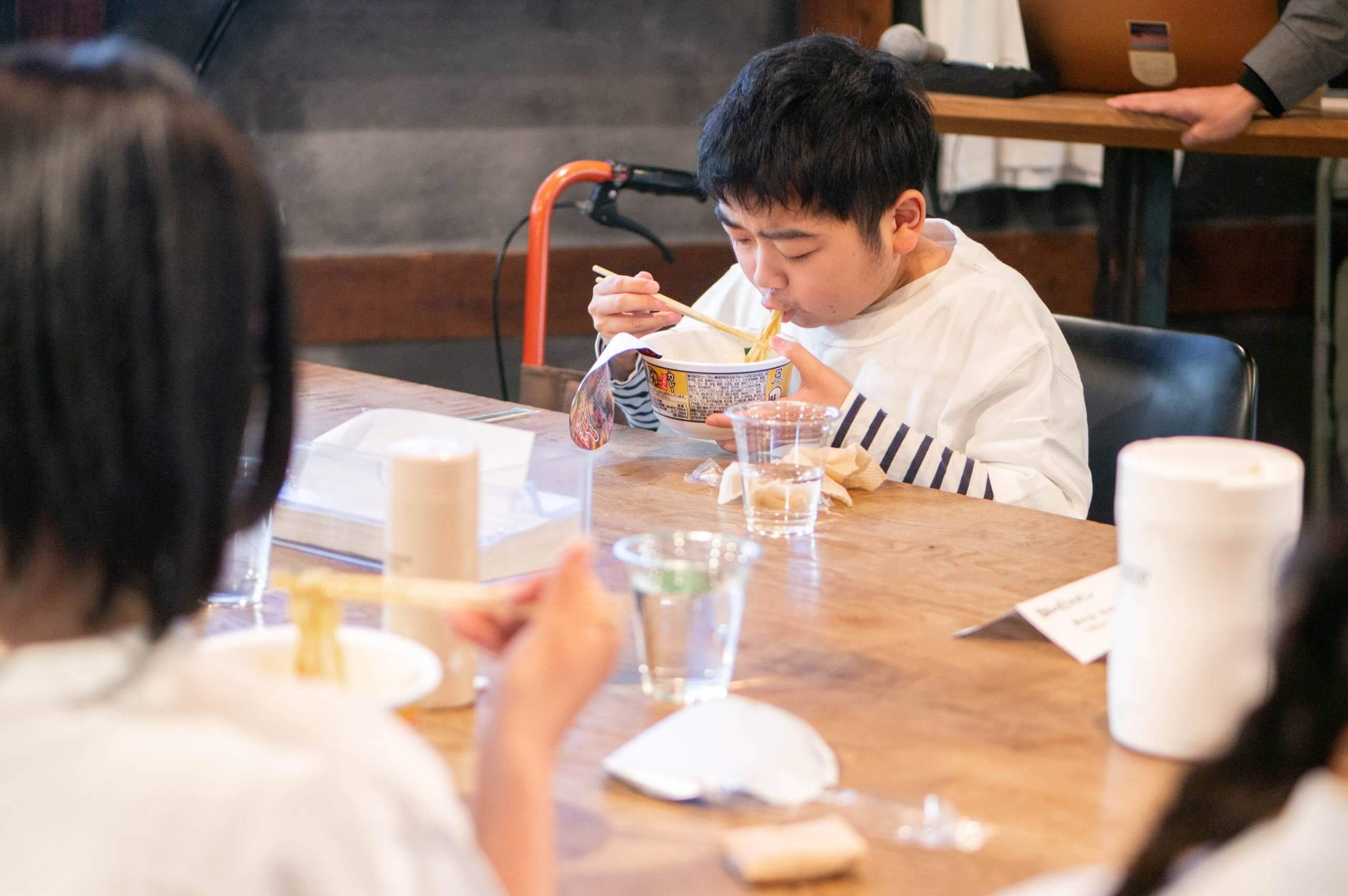 写真：カレーうどんをすする子ども