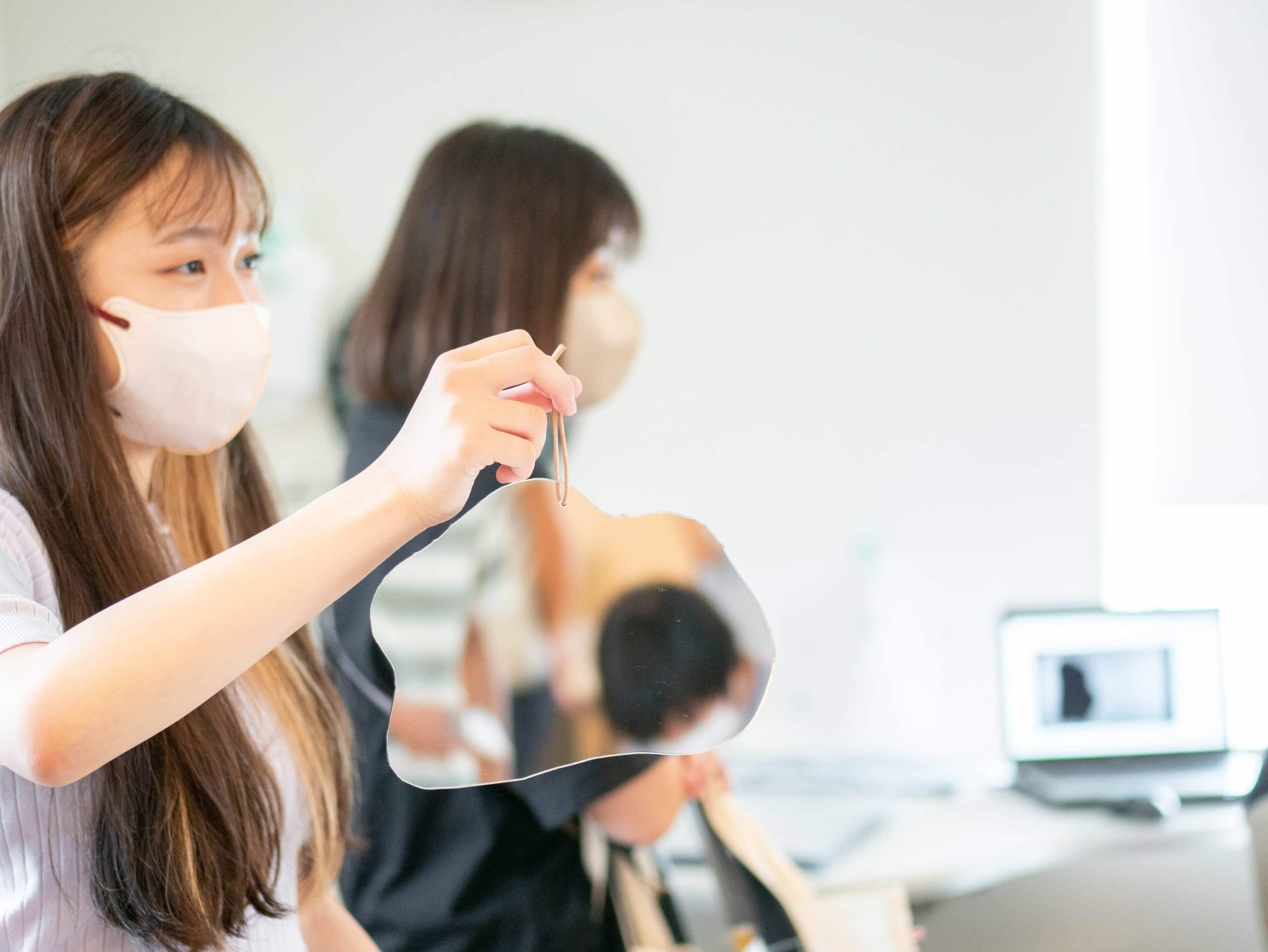 写真：女性が、制作した鏡を紹介