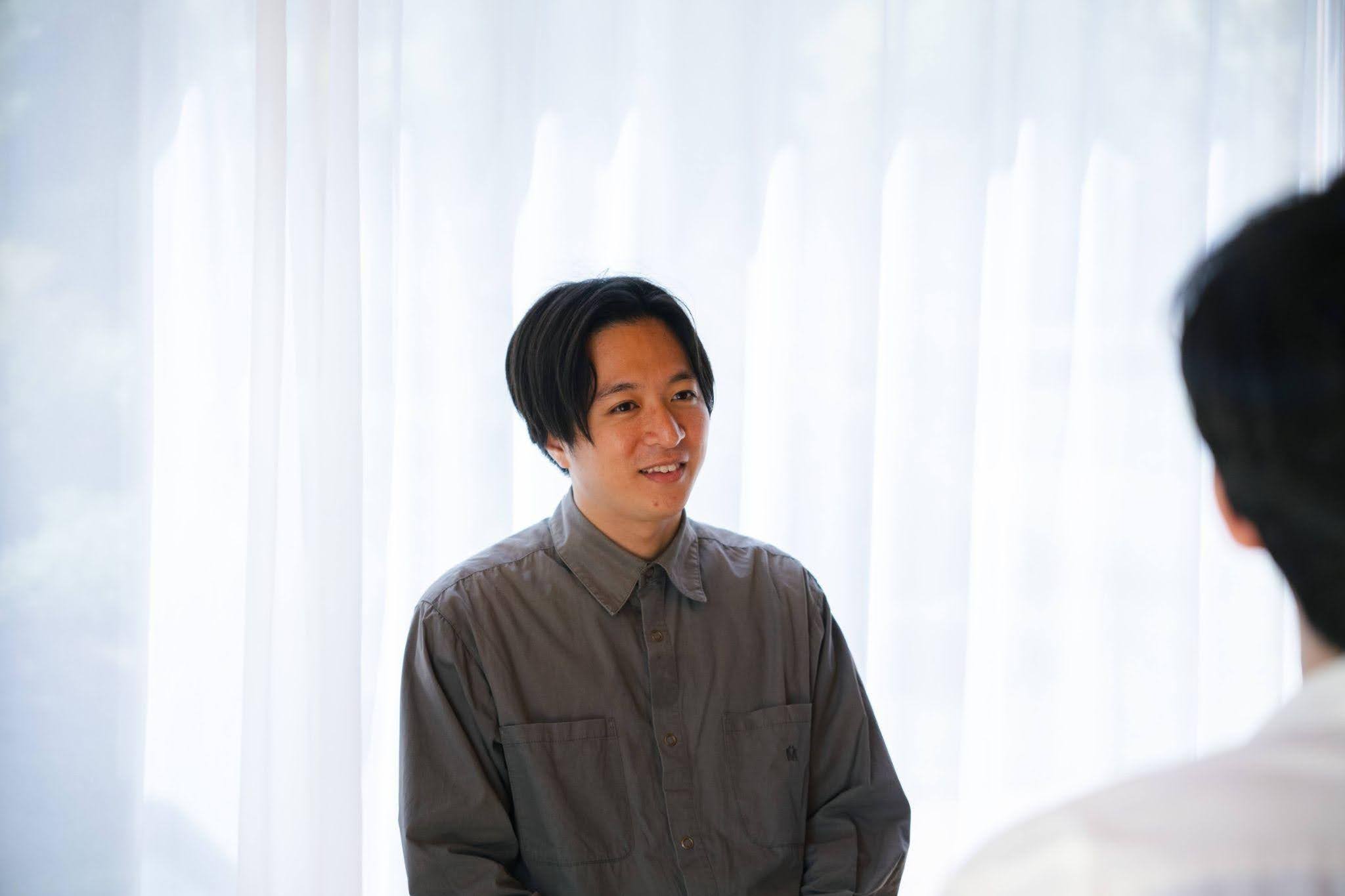 写真：笑顔で語る男性