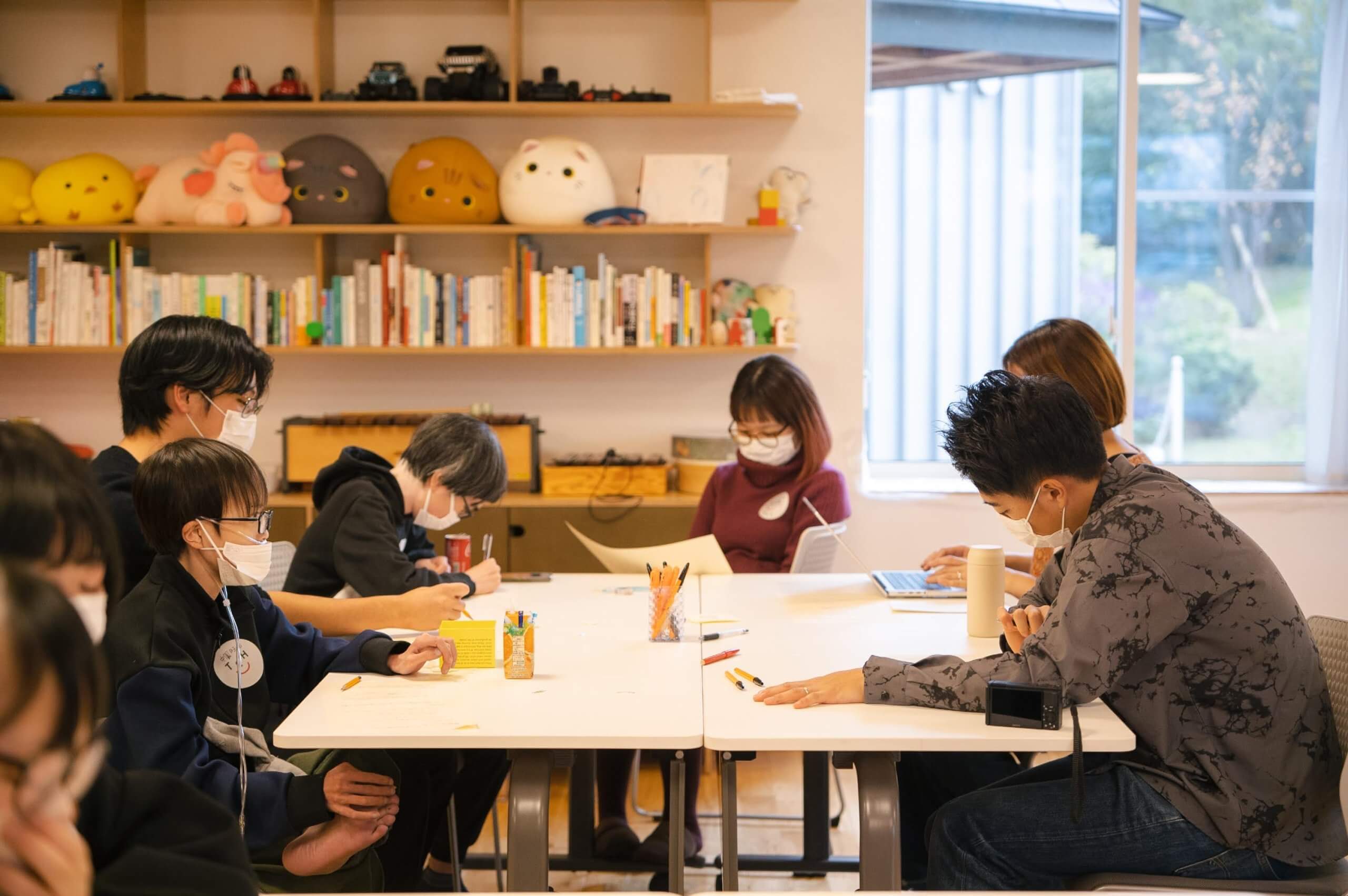 写真：こどもたちが、真剣にワークシートに向き合う