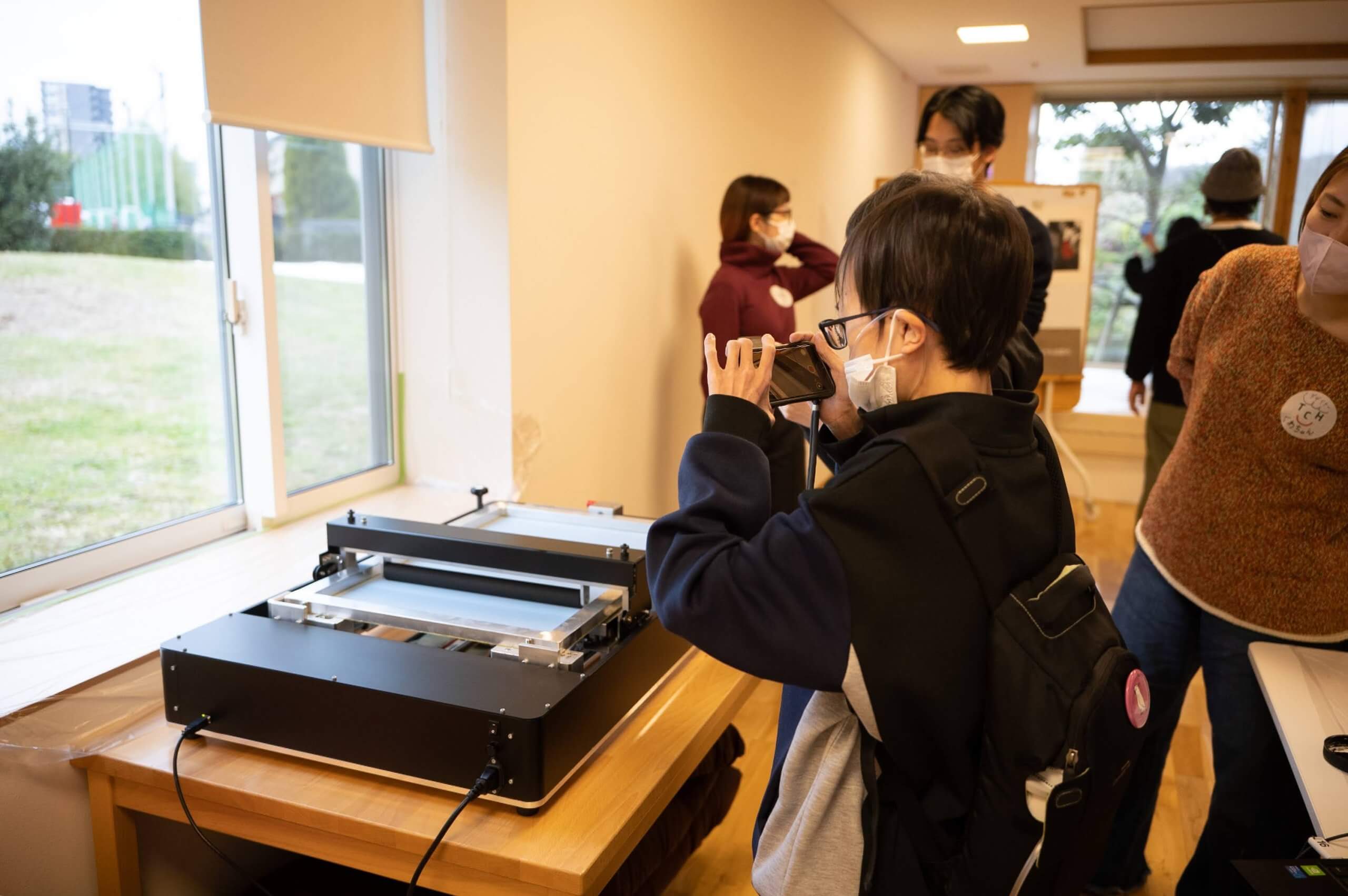 写真：シルクスクリーンを見る子ども