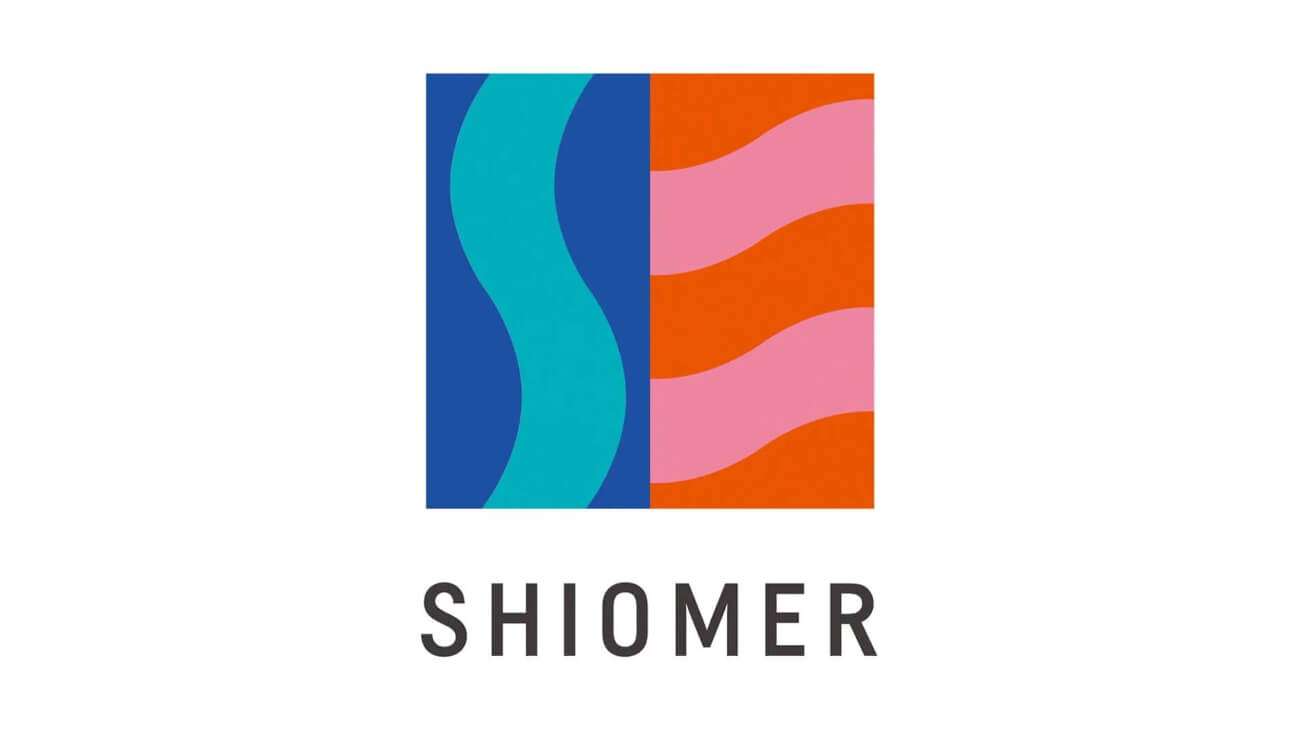 青と赤が印象的なSHIOMERのロゴ。