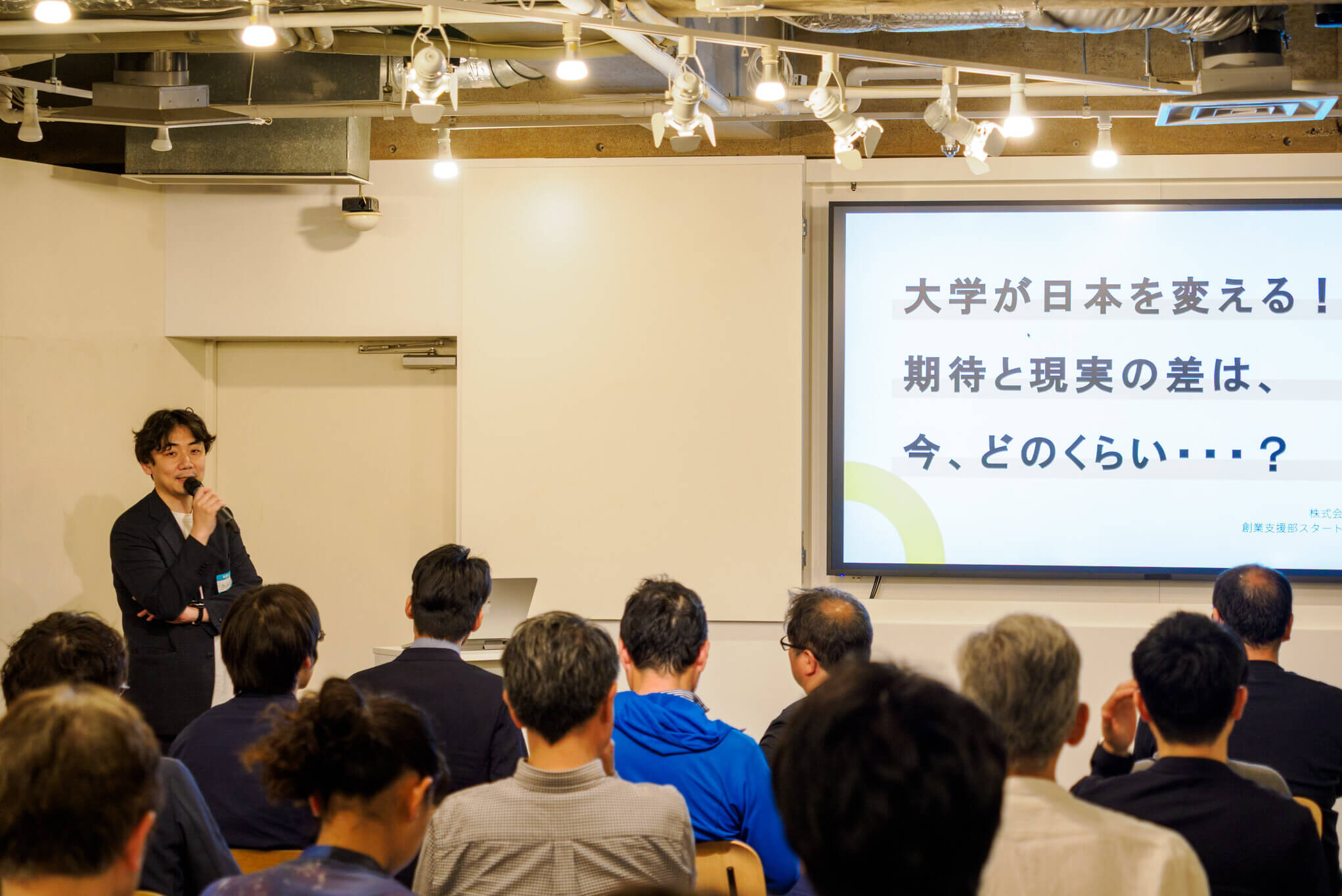 安藤さんが発表する様子