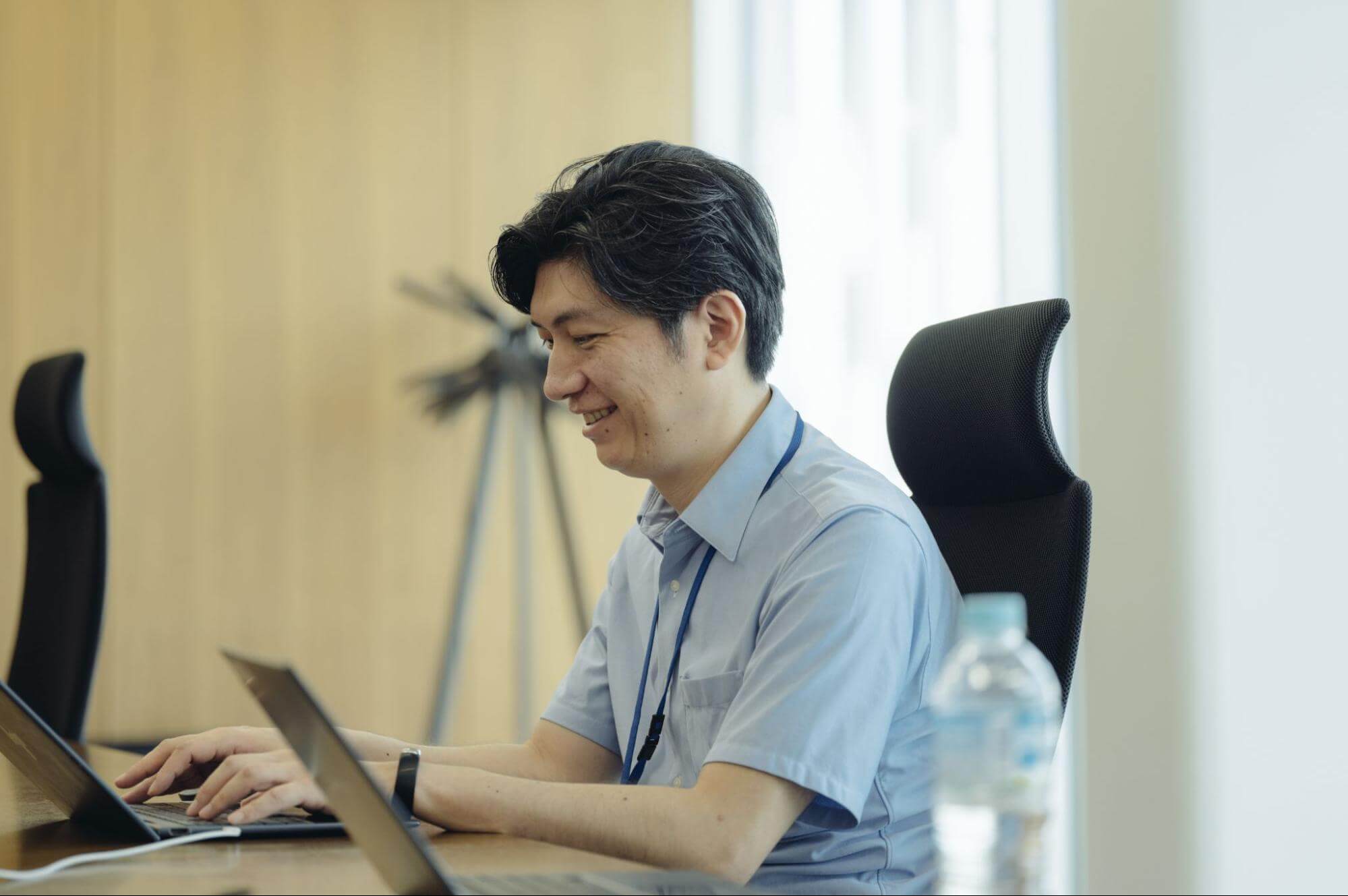 写真:会議室でお話しする青井さん