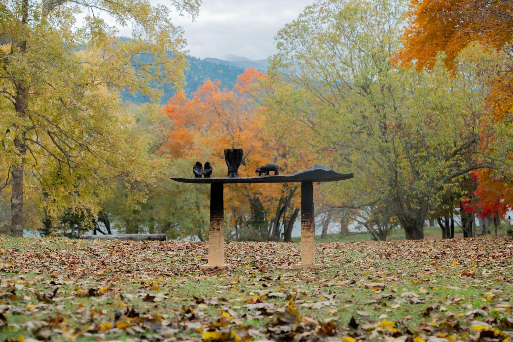 紅葉した阿寒湖畔の自然の中に展示された木工作品