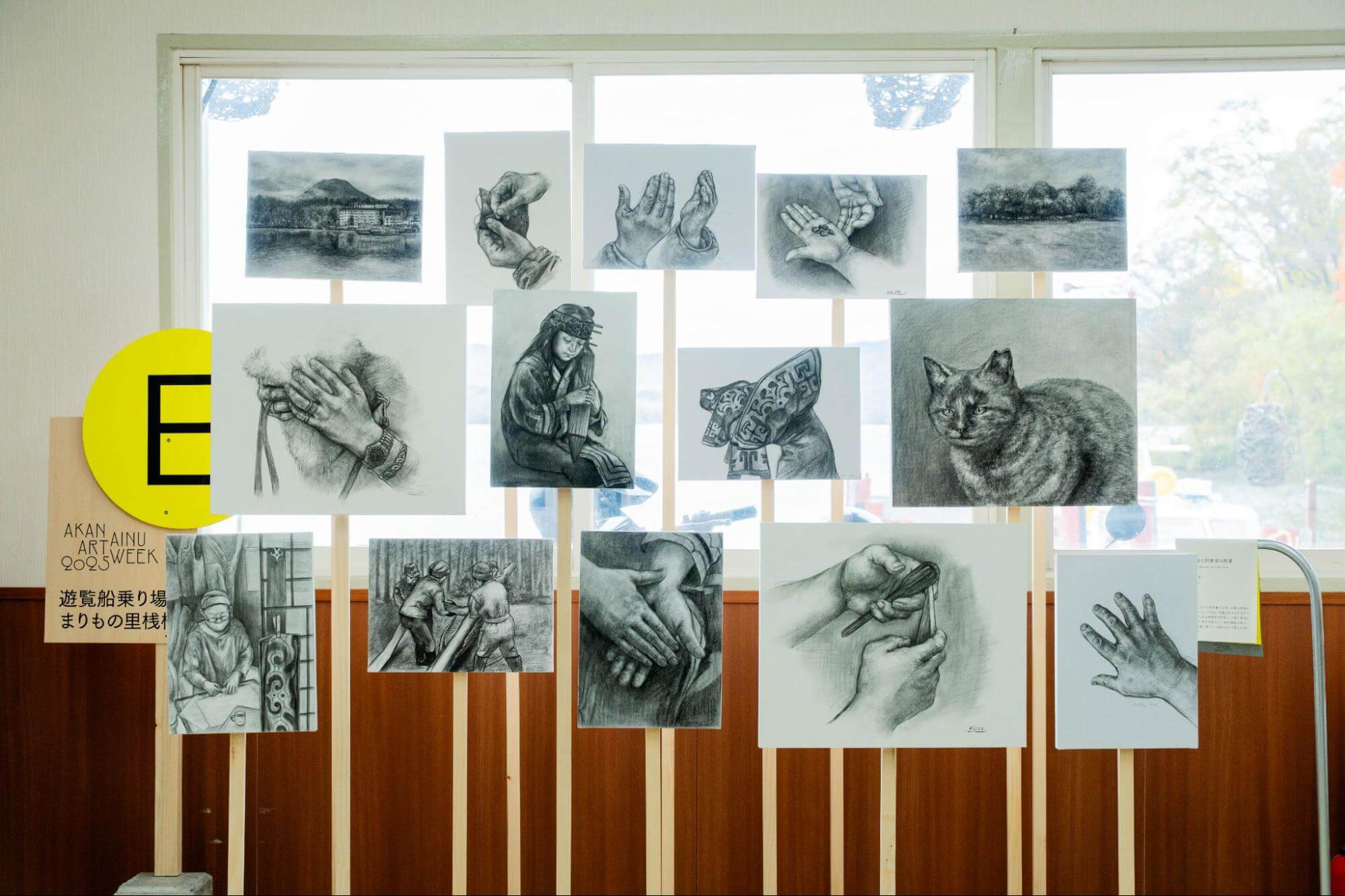 アイヌ文化や阿寒湖の風景、手仕事を描いた鉛筆画の展示