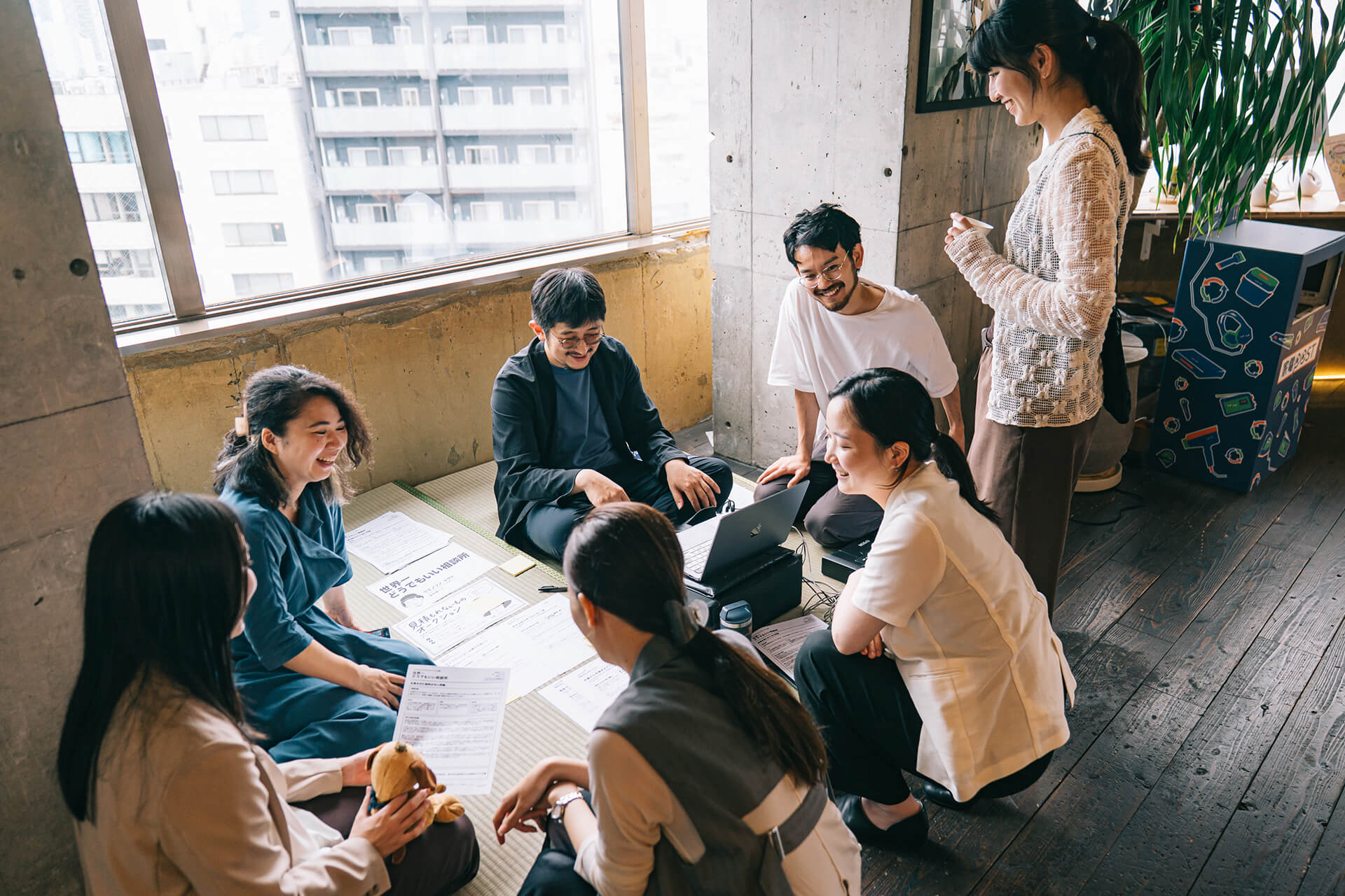 体験会で出力された用紙を人々が囲む