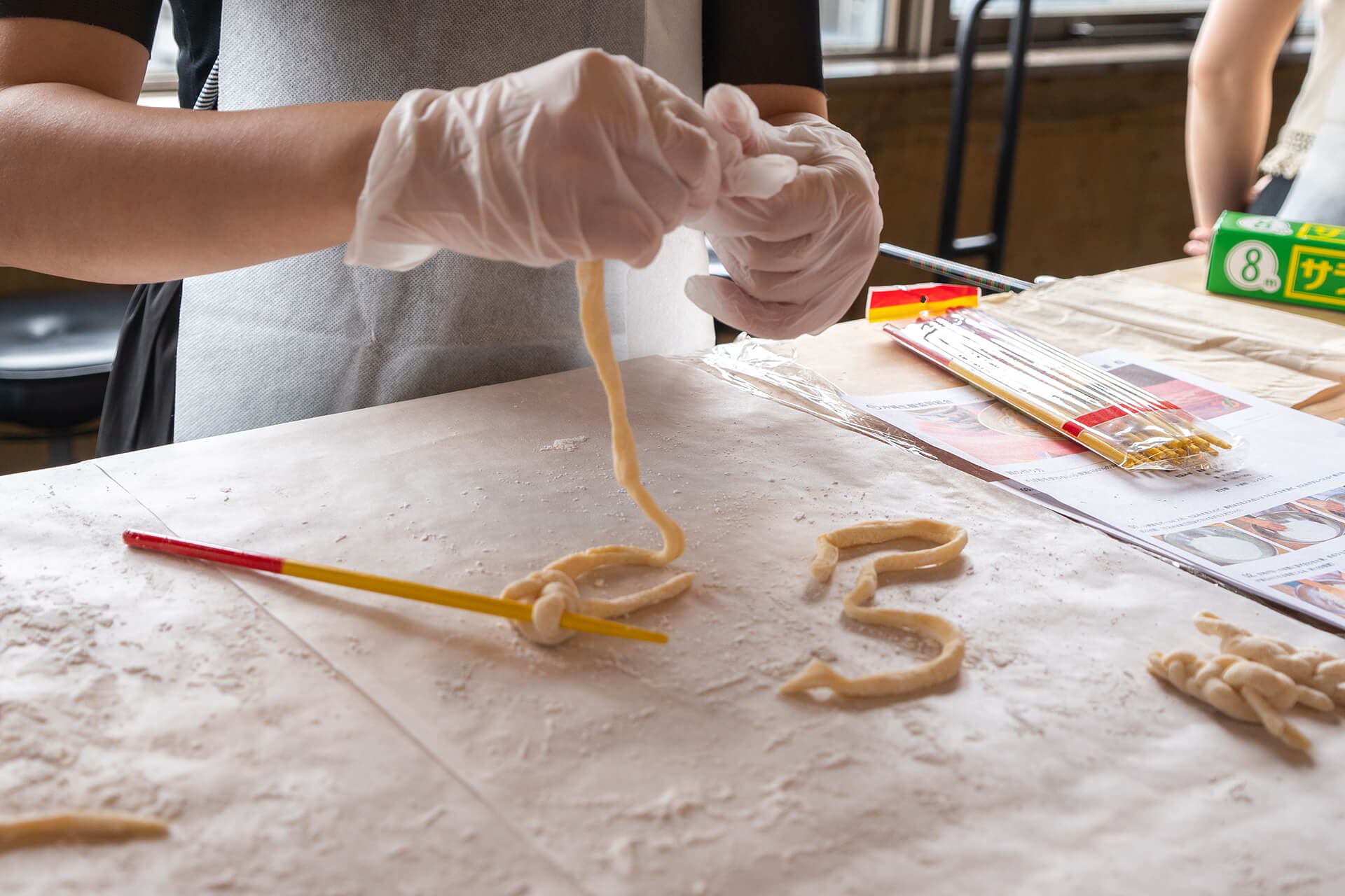麺を編む様子