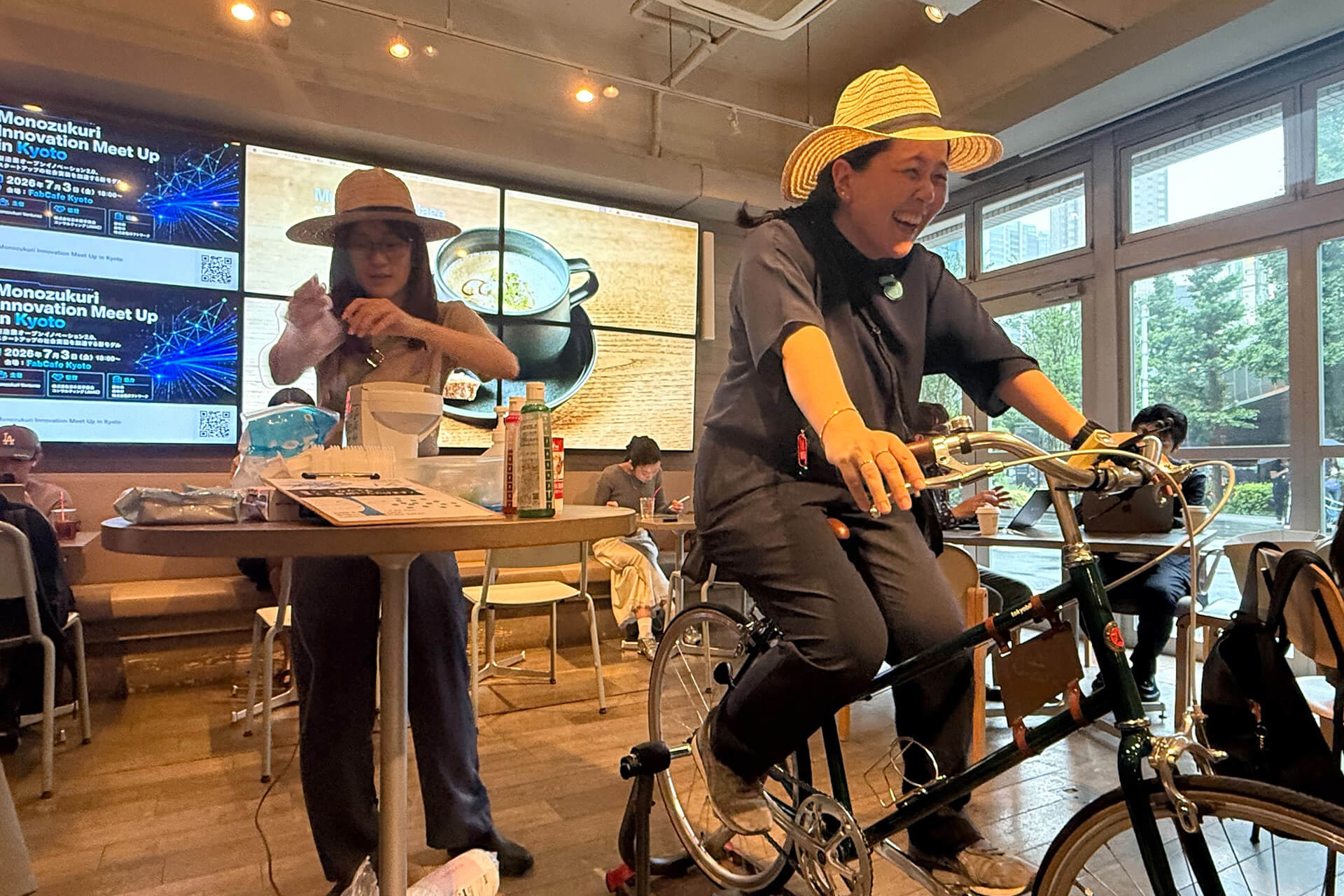 自転車を漕いでいる