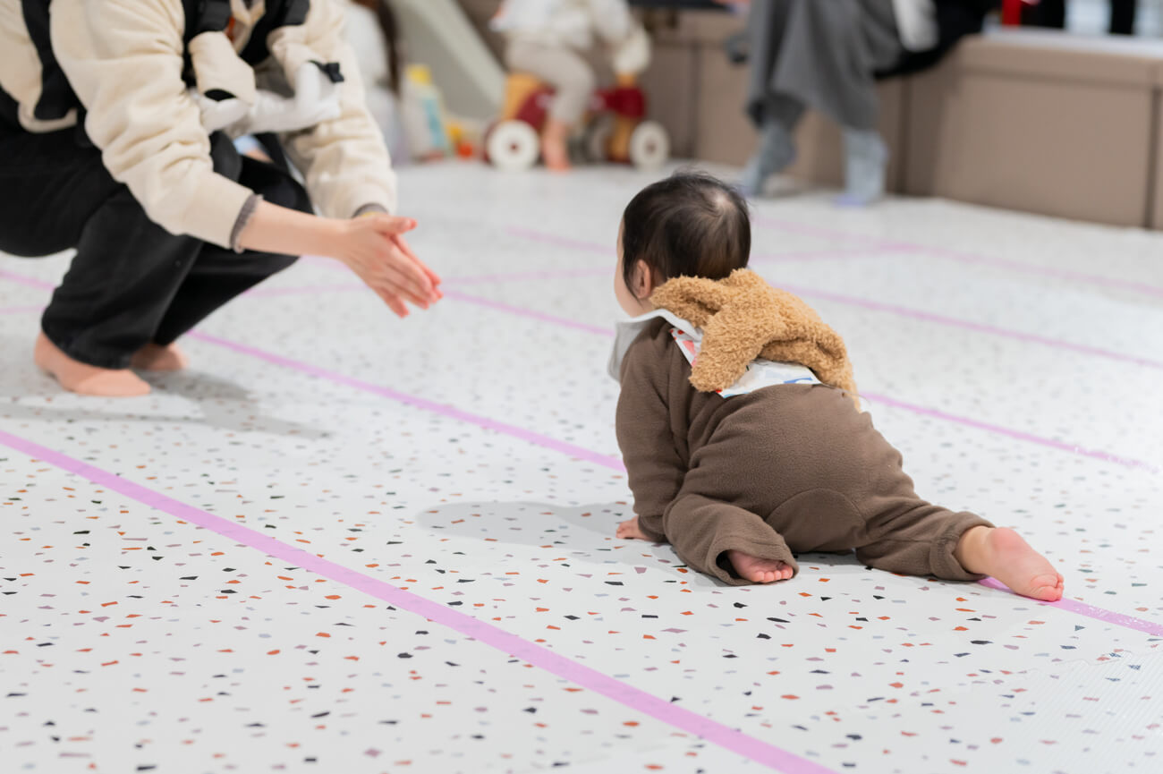 ハイハイレース中の赤ちゃんの後ろ姿