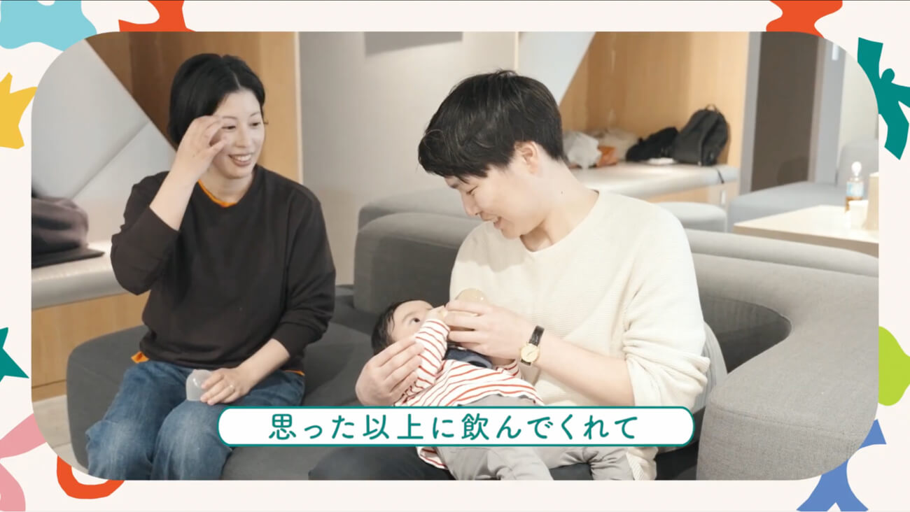 子育て前の世代の男性が、赤ん坊にミルクをあげている様子