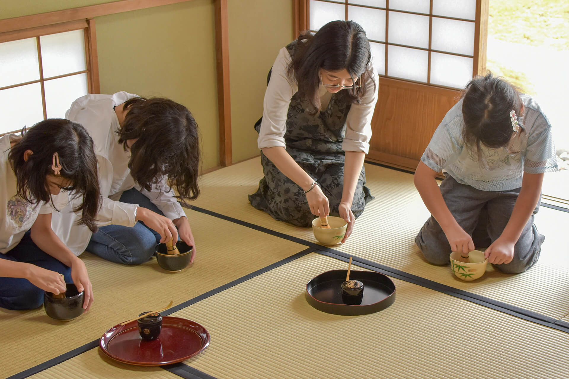 茶室でお茶を立てる様子