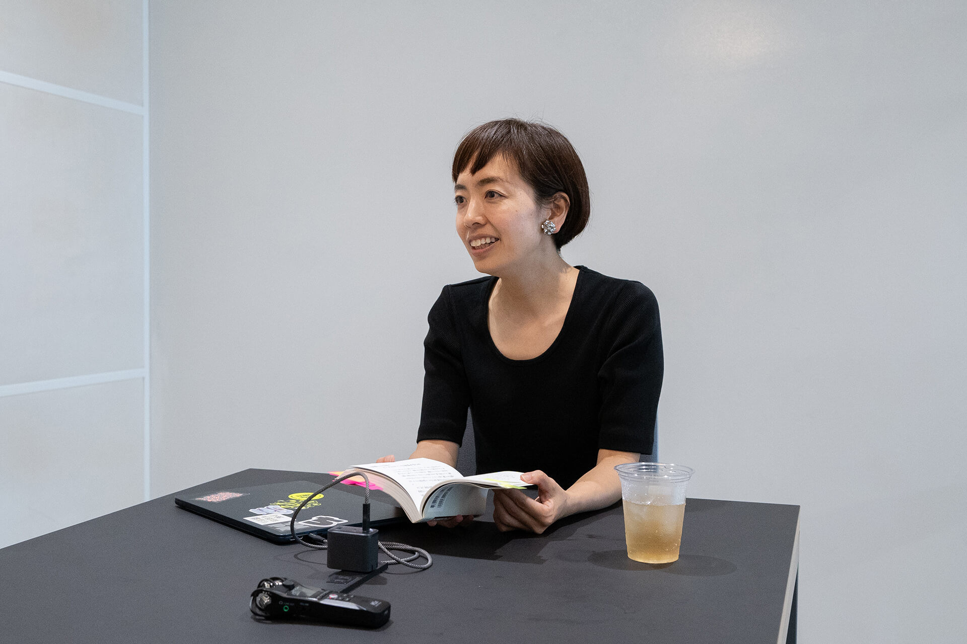 岩沢が話している様子