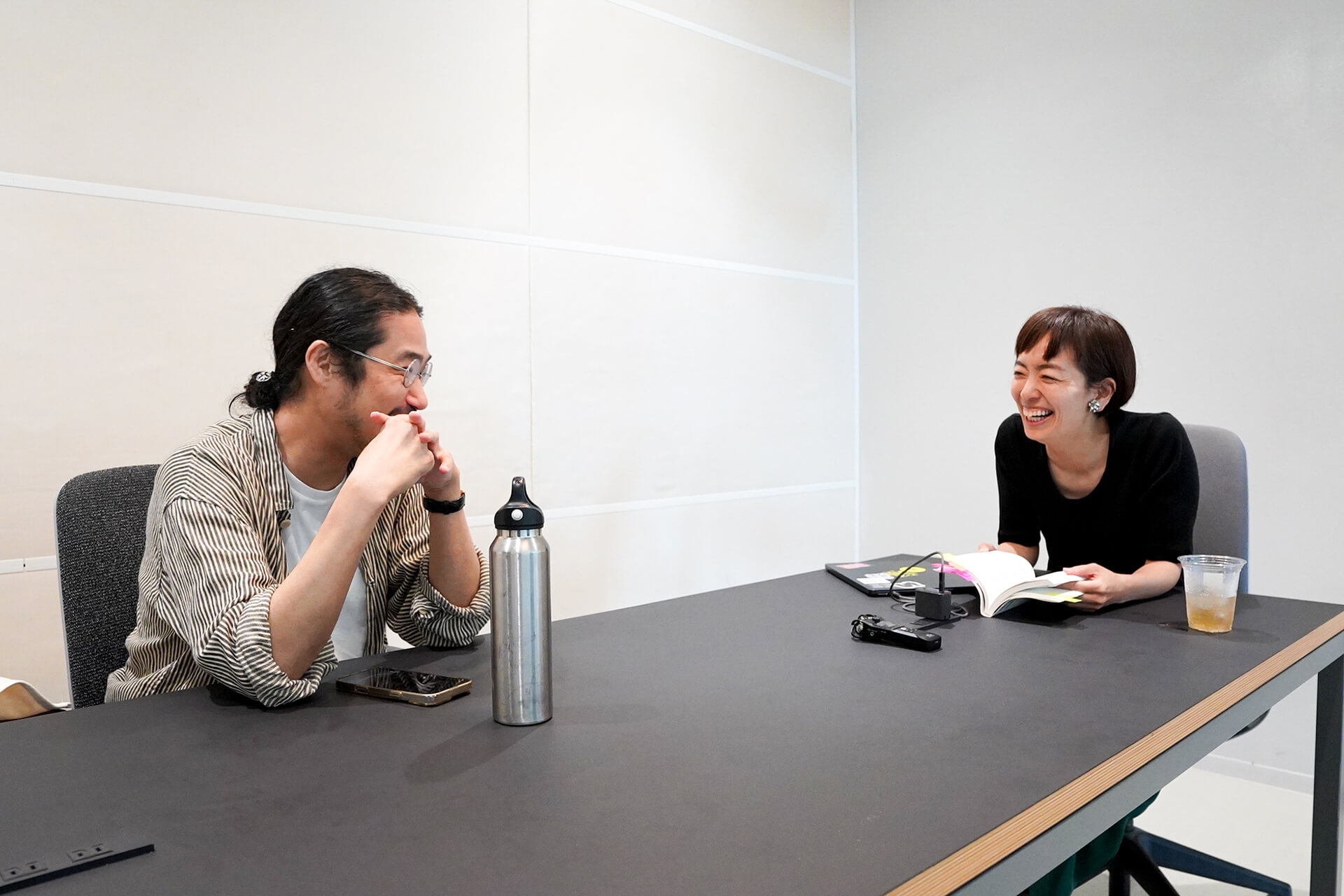 水野、岩沢が話している様子