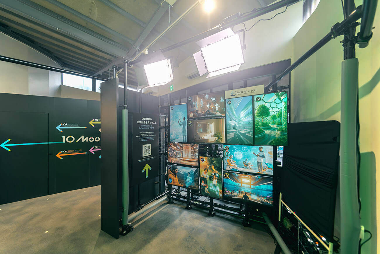 フォトスポットの写真。中央にパズルのように配置されたディスプレイがあり、そこに各目標の未来社会をイメージしたイラストが描かれている。