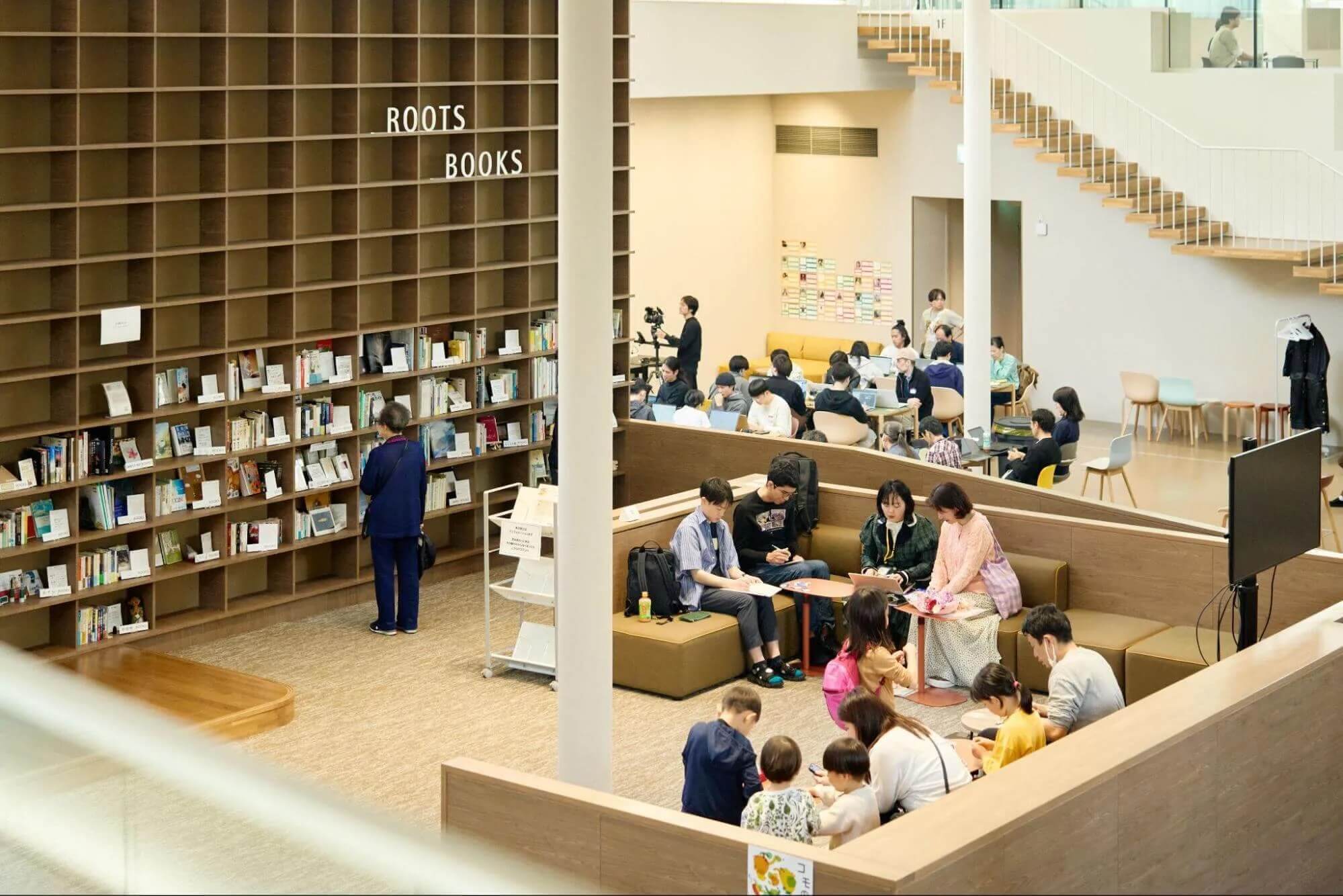 A scene from a Hitotonari Books event. (Photo: Wataru Sato)