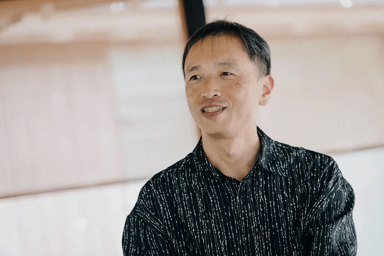 写真：人間文化研究機構　総合地球環境学研究所　教授の林健太郎さんのインタビュー中の様子