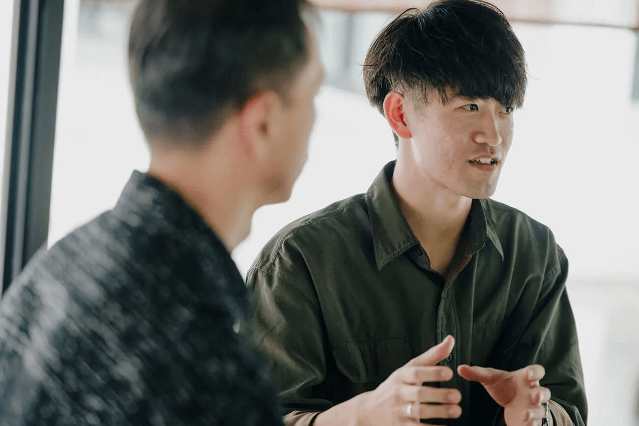 写真：サウンドアーティスト 佐野風史さんのインタビュー中の様子