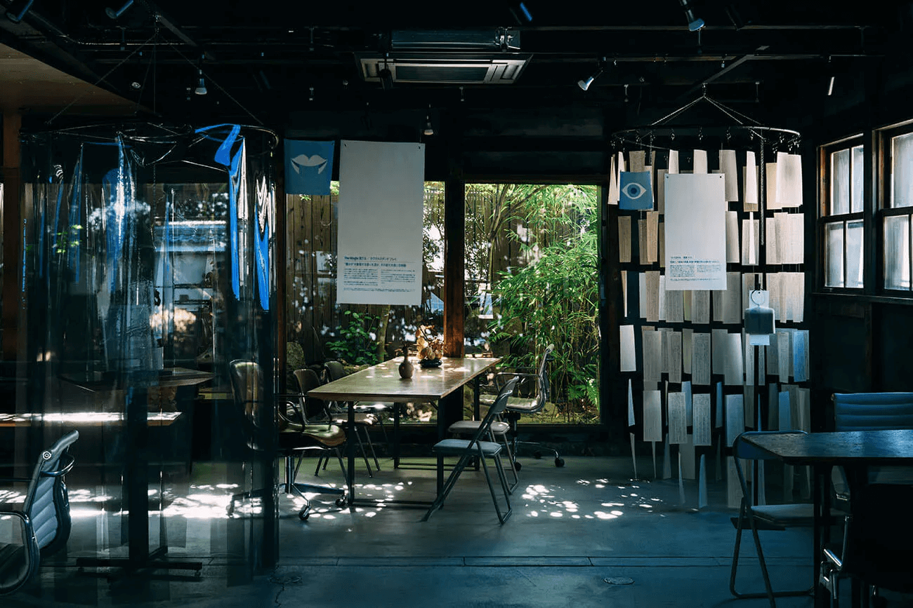 写真：「怪談と窒素」の展示風景全体を写した写真。薄暗い空間に、3つの作品が展示されている。