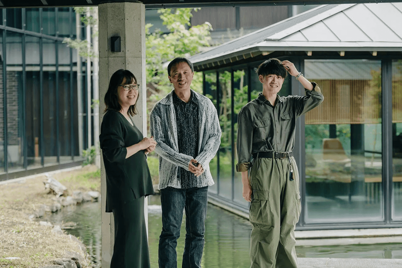 写真：インタビューに参加した3名が立ち姿で楽しく談笑している写真