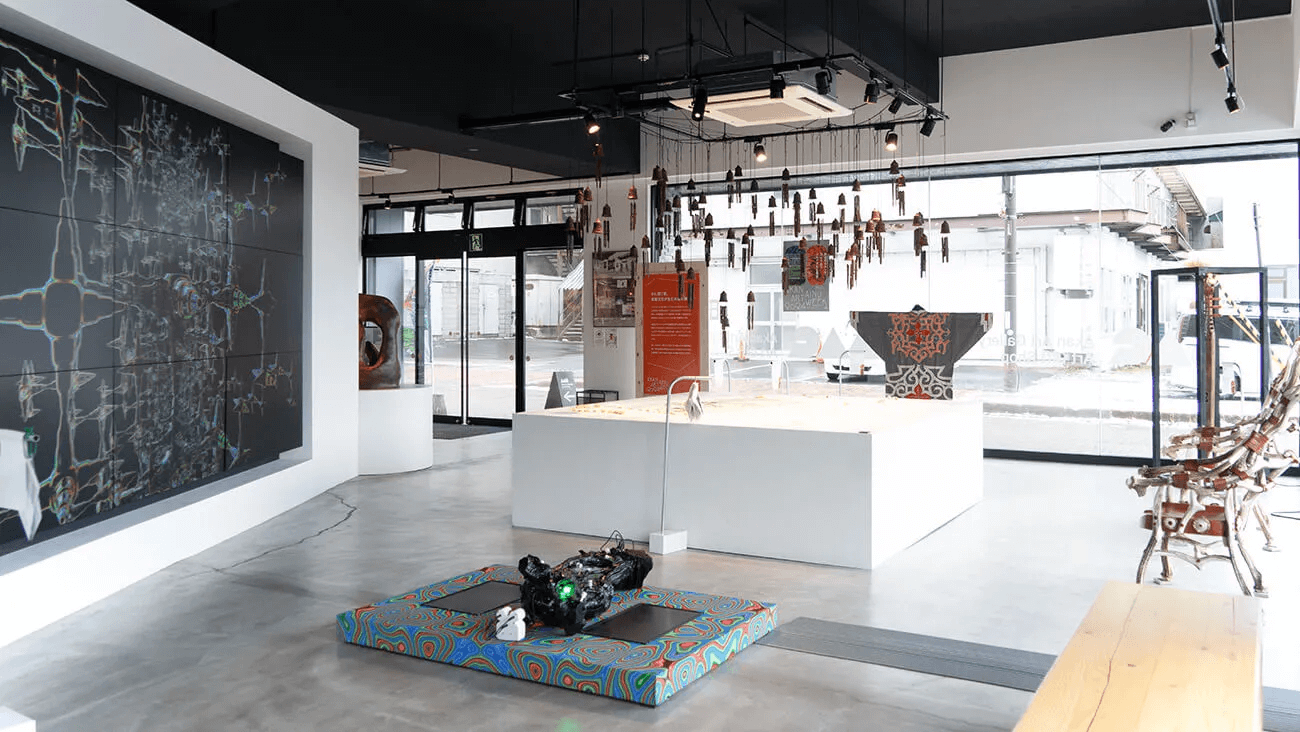 広い展示空間に、映像作品やアイヌの民族的な美術品や工芸品など、さまざまなアート作品が展示されている