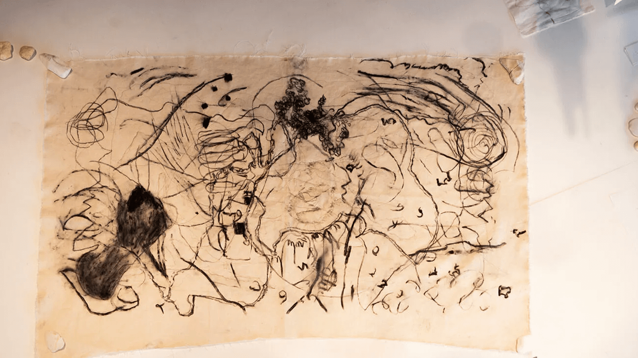 紙に墨で描かれたようなドローイング。何らかの軌跡を描いているように見える。