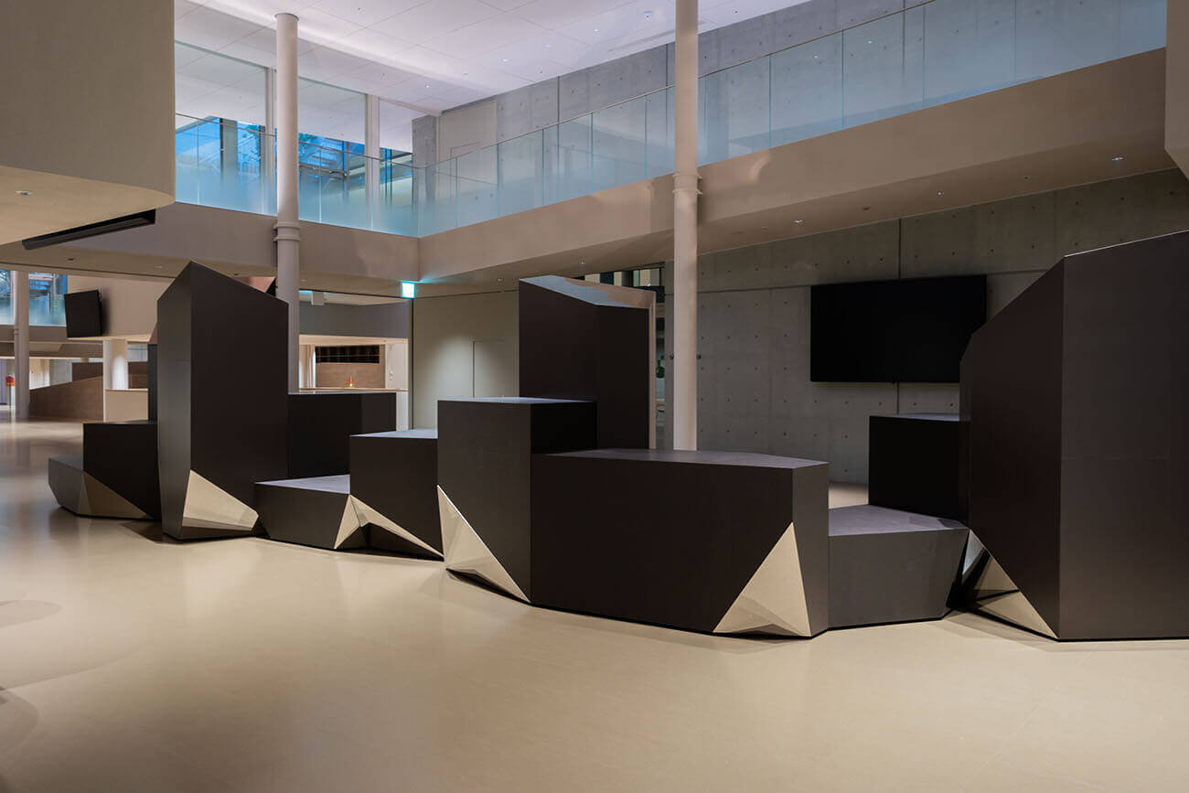 館内に設置された展示用什器。黒を基調とした多面体の形状で配置され、空間にアクセントを与えている。