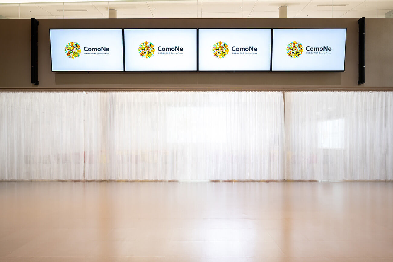 館内に設置された白いカーテンの利用シーン