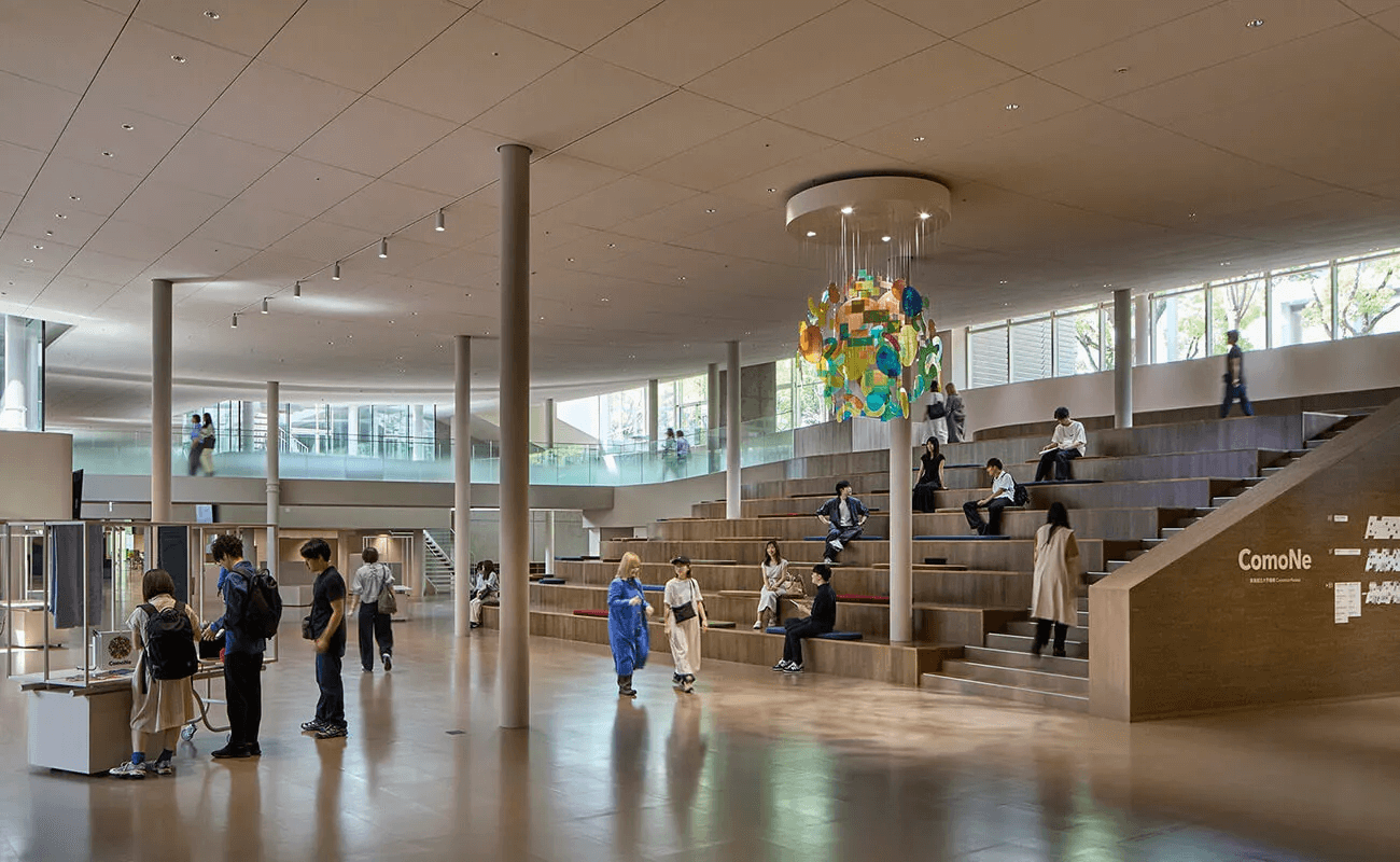 名古屋大学構内の共創拠点ComoNe。広い吹き抜け空間に階段状の座席があり、学生や来訪者が集い交流している
