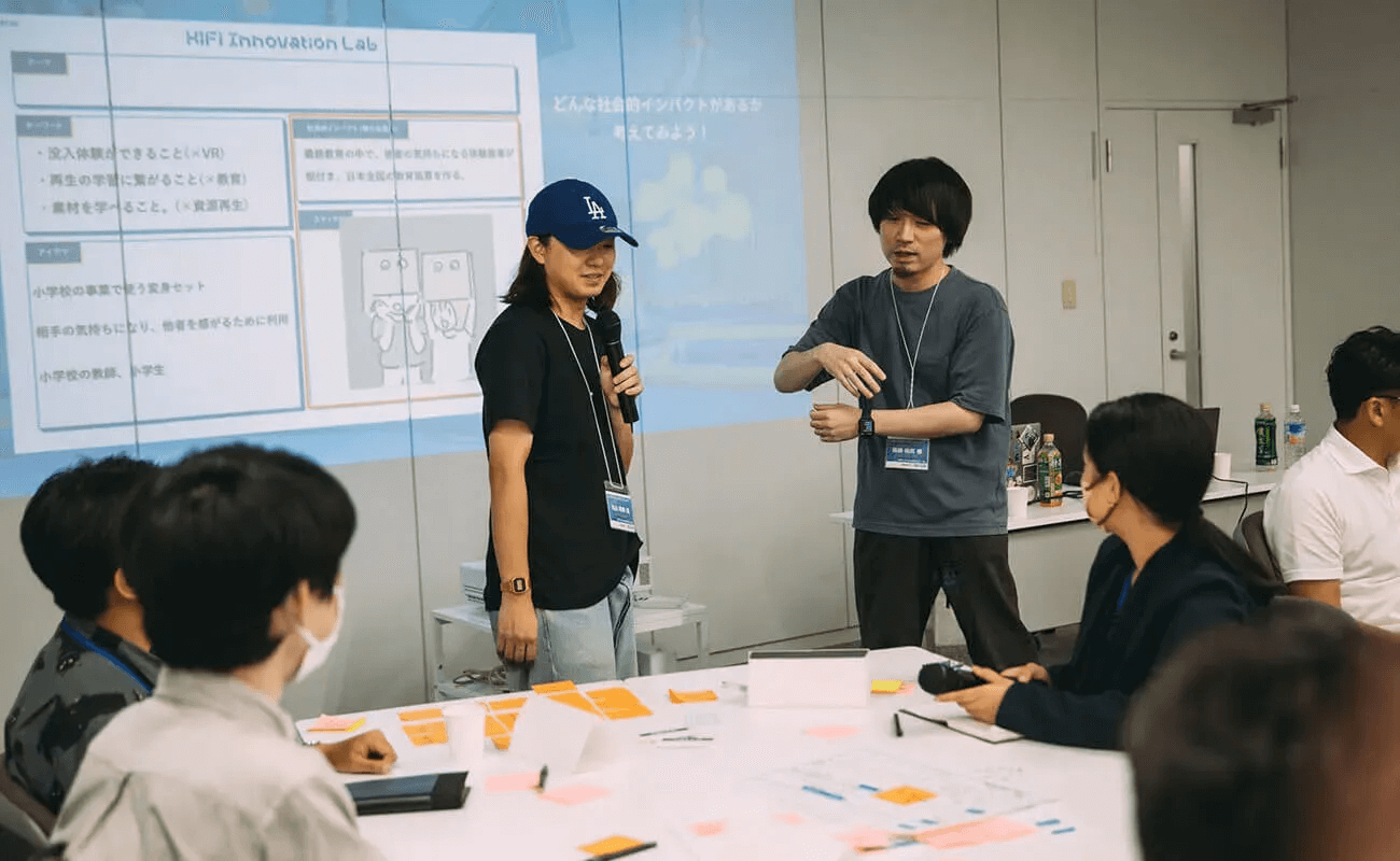 SFプロトタイピング研修の様子。ゲストであるクリエイターが前に立ち、参加者と議論を行っている