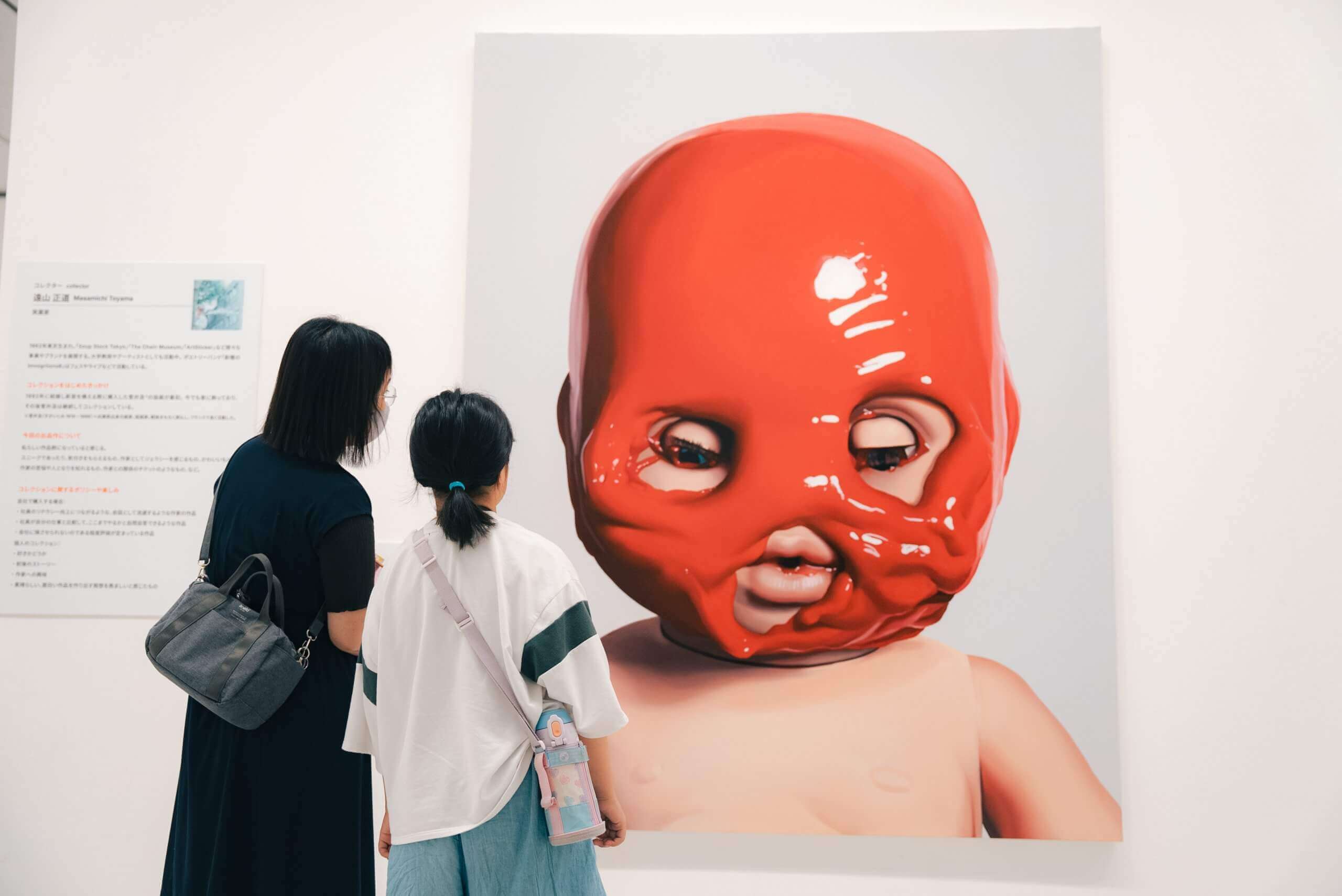 写真：親子でアート作品を見る様子